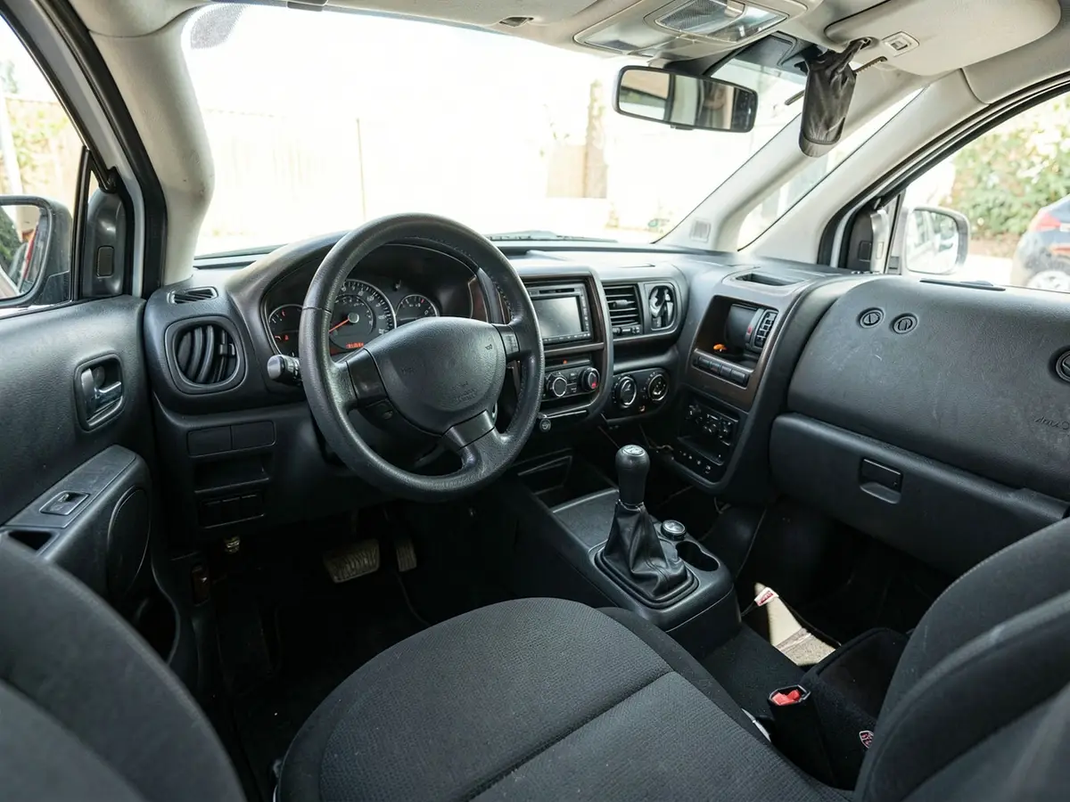 Detalle del volante y del tablero de un auto de escuela
