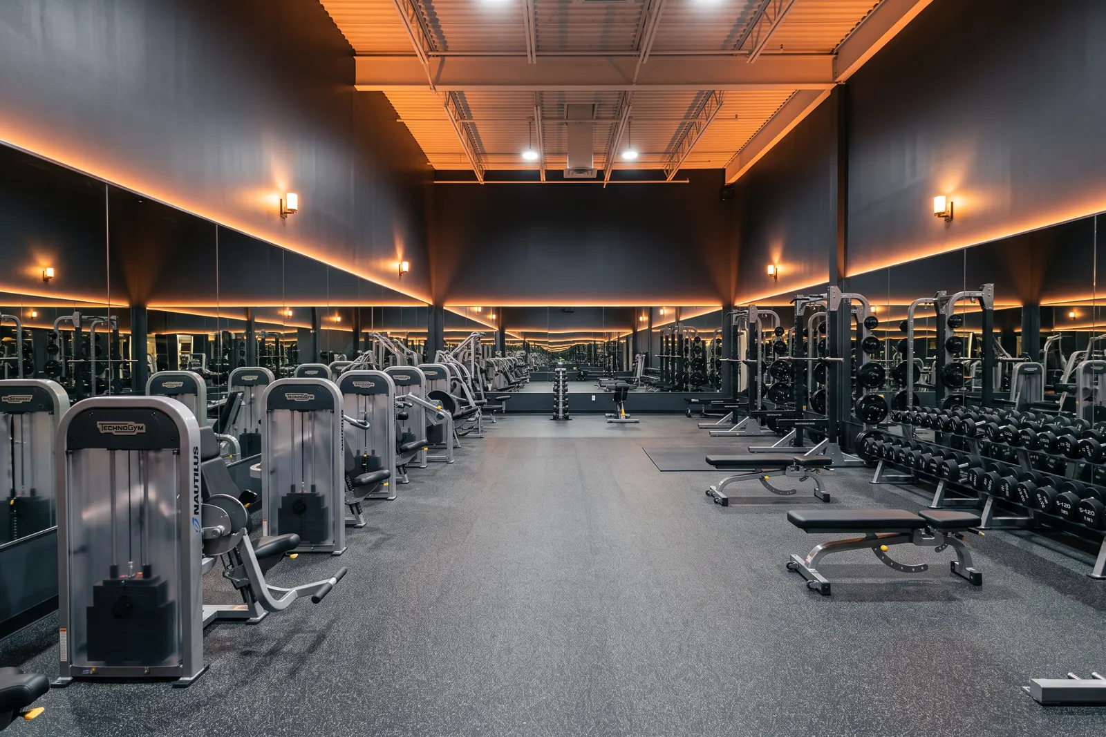 Sala de musculación con máquinas y peso libre